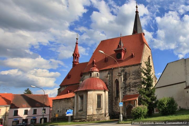 Chvalšiny - obec na východním okraji VVP Boletice. Kostel sv. Máří Magdalény.